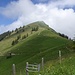 nach dem Übergang Bleikigrat, 1576 m, herrscht bis zum steilen Gipfelanstieg (zum flachen Gipfelplateau) doch wieder gute Sicht