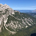 Slemenova špica - Ausblick am Gipfel. Links verläuft der Grenzkamm zu Italien u. a. über die Visoka Ponca, hinten ist der Dobratsch in Österreich zu sehen.
