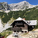 Im Aufstieg zum Vršič (vrh) - Vorbei am Tičarjev dom na Vršiču. Die Hütte befindet sich unweit des Passes. Rückblick.