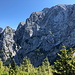 Vršič (vrh) - Blick vom Gipfel zum Prisojnik. In "Originalgröße" ist rechts der Bildmitte auch das Felsengesicht Ajdovska deklica zu erahnen (wenn man weiß, wo man suchen muss ;-).