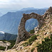 Hajdučka vrata - Blick zum "Heiducken-Tor". Der Felsring zählt sicherlich zu den schönsten Naturdenkmalen in Bosnien und Herzegowina. Die Öffnung hat einen Durchmesser von etwa 5 m. Im Hintergrund geht der Blick in die Schlucht Diva Grabovica. 