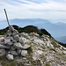 Trinača - Ausblick über den Gipfel-Steinmann. Hinten ist der Prenj zu sehen. Dort sind u. a. die beiden höchsten Gipfel, [tour146765 Otiš und Zelena glava], zu erahnen.