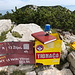 Trinača - Am 2.038 m hohen Gipfel. Hier gibt's einiges: Buch, Stempel und bei Bedarf auch weitere Namen, wie Drinača oder Trinjača, die mitunter in Veröffentlichung genannt werden.