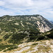 Unterwegs zwischen Trinača und Veliki Vilinac - Wir erreichen einen weiteren kleinen Sattel (mit dem Abzweig zum nahen Planinarski dom Vilinac). Im Rückblick ist unten die Einsattelung mit dem Abzweig Vitlenica (links) /  Hajdučka vrata und Trinača (hinten) / Veliki Vilinac (nach vorn, zu uns) zu erahnen.