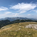 Veliki Vilinac - Ausblick am Gipfel. Über den weiteren Verlauf des Gratrückens geht der Blick u. a. zum "kleinen Bruder", Mali Vilinac. Hinten erhebt sich das Vran-Massiv.