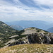 Veliki Vilinac - Ausblick am Gipfel, u. a. zur Trinača (links). Hinten ist der Prenj zu sehen. Dort sind im Dunst u. a. die beiden höchsten Gipfel, [tour146765 Otiš und Zelena glava], zu erahnen.