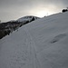 <b>Parcheggiata l’auto di fronte alla cappella, poco sopra la torbiera, mi incammino lungo la stradina ricoperta di neve gelata con gli sci in spalla. Al primo tornante metto gli sci e taglio dritto seguendo una vecchia traccia, che si sviluppa fra betulle sparse e ginepri, per poi rientrare sulla strada dell’alpe.</b>