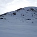 <b>Pian Bello.<br />Questo terrazzo, ubicato sul versante sinistro della Val d’Isone offre uno splendido panorama a 300 gradi, dal Monte Ferraro al Pizzo di Vogorno, fino al Monte Bar. Da Pian Bello salgo fino a raggiungere il sentiero proveniente da Davrosio, quindi punto alla quota 1341, corrispondente al costolone che scende dalla meta che desidero raggiungere.<br />Mi rimangono circa 300 m di dislivello su un pendio piuttosto ripido, coperto di neve compatta e rigelata, la cui pendenza media è di circa il 61,6%, corrispondente a 32°. </b><br />