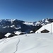 teils im Pulverschnee, teils im Bruchharsch hinunter Richtung Alp Bleiki, welche hier eben ...