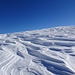 ... an den deutlich vom Wind bearbeiteten Schneeflächen vorbei