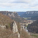 Toller Blick das Donautal ostwärts. Im Bildvordergrund weisen zwei Zinnen ein Gipfelkreuz auf.