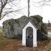Am Findling Steinwies befindet sich eine kleine Kapelle.
