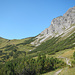 Wenig anstrengend führt der Pfad bis unters Joch.