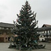 Nanu, gibt es hier im Februar noch einen Weihnachtsbaum? Nein, dieser Baum gehört zur Fassnachtszeit. Biberach liegt bereits im alemannischen Kulturraum.