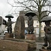 Passend zum Wetter tragen diese drei Figuren am Narrenbrunnen in Biberach Regenschirme. Es sind von rechts nach links: Bergwerksgeist, Reiherhexe, und Biber. Biber? Na klar, der Ort heißt ja auch BIBERach.