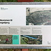 Unterwegs am Langebjerg - Eine Tafel informiert über Landschaft, Natur, Geschichte und selbstverständlich auch über Krølle-Bølle. Gleich passieren wir durch ein Tor eine Umzäunung/Trockenmauer und stapfen dann über den nördlichen Hang auf den Hügel.