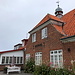 Sandvig - Am ehemaligen Bahnhofsgebäude (heute Pension Langebjerg), wo an der gleisseitigen Fassade auch der Stationsname zu erkennen ist.