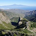 Roque de Ojila (breiter Felkskopf links), Roque de las Lajas (höherer Zacken Bildmitte), Roque de la Zarcita (niedrigerer Zacken Bildmitte)