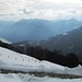 Dall’Alpe di Colonno si vede Pigra, che raggiungerò seguendo la stradina in discesa in 45 minuti di cammino spedito.