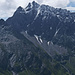 Panorma vom Gipfel, es reicht vom Piz Mitgel im NO über Süden bis nach SW. Der Berg rechts mit der grossen Gletschfläche ist der Pizzo Stella.
