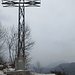 Croce eretta relativamente di recente sul dosso del Monte Derta, in bella posizione panoramica tra due trincee parallele. La vetta, assai meno panoramica, è poco più avanti.