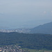 Burghornpanorama: Zoom auf Zürich, Zürchsee und den Uetliberg (869 m).
