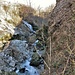 Il torrente Tinella scorre fra pareti verticali. In fondo si vede la cascata Molina.