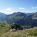 Blick nach Obertauren und darüberliegenden Bergen der Radstädter Tauern: in meiner Gipfelliste befinden sich Gemsleiten u. Zehnerkarspitze (1997); die Kesselspitze links davon ist ein Skitourenberg, im Hintergrund Berge des Hochfeindkamms