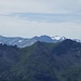 Gipfel des Hochfeinkamms im maximalen Zoom, dahinter Berge der Ankogelgruppe