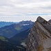 Blick vom Schiberg zum Plattenberg. Die obere Felsstufe überwindet man über das diagonale Grasband.