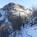 Il Monte Magnodeno 1241 mt ben in vista mostra i suoi contrafforti rocciosi sotto la sua vetta. In questo tratto di sentiero in ombra, è l'unico punto in cui temo la presenza di ghiaccio. Il lieve strato di neve non rigelata, non oppone però nessun problema. 
