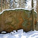 Sandstein-Einzelfelsen mit Keilspuren einer früheren Mühlsteingewinnung