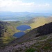 Blcik auf die Seen Lough Eagher, Coomlougha Lough, Lough Eighter und Lough Acoose (von vorne nach hinten)