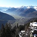 Spettacolare panorama verso  il Piano di Chiavenna da cui si dipartono la Val Bregaglia (a sinistra) e la Valle San Giacomo. In fondo chiude l’orizzonte la piramide del Legnone.