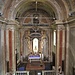 L'interno della chiesa dalla cantoria. Notevole l'affresco prospettico con le colonne ed il velo in stucco dell'altare.