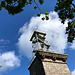 Unterwegs in Almindingen - Blick zum Turm Kongeminde. Dieser wurde 1856 auf dem Rytterknægten als "Denkmal für den König" errichtet. Später wurde der steinerne Turm noch mit einer Metallkonstruktion aufgestockt, die Aussichtsplattfom erreicht 184 m. Dadurch befindet sich heutzutage hier die "höchste öffentlich zugängliche Stelle von Dänemark": Der Ejer Bavnehøj in Jütland ist zwar etwas höher, dessen Turm allerdings deutlich niedriger…