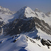 Gipfelaussicht vom Bärenhorn (2929m) über den Schollengrat (2811m) zur Alperschällihorngruppe.<br /><br />In der Mitte gleich hintereinander sind das Wisshorn (2988,1m) und das Alperschällihorn (3039m). Rechts davon die kaum bestiegenen Berge Steilerhorn (2980m) und Teurihorn (2973,0m). Links auf dem Foto ist der Piz d'Anarosa, höchster Punkt der Grauhörner (3002m).