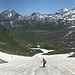 ... über weit hinunter reichende Schneefelder ...