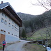Der Lochbauernhof zuhinterst im engen Tal am tosenden Wildbach