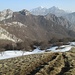 Discesa dal Monte Rai verso il Corno Birone dove, sul versante nord che dà sulla Val Molinata, c’è ancora un po’ di neve.