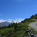 Schöner Schotterweg führt hoch zum Schwarzsee. Hinten das Rimpfischhorn, Strahlhorn und Adlerhorn.