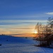 Abends auf dem Schneckenberg bei Liggeringen. Die Kälte der letzten Tage ist gebrochen und die Menschen genießen die Sonnenuntergangsstimmung und die tolle Sicht in die Alpen