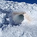 <b>Dopo alcune centinaia di metri di discesa ho la sorpresa di imbattermi in una truna scavata nella neve. Qualcuno ha provato la forte esperienza di passare la notte in un bivacco d’emergenza, con doppio cunicolo d’entrata.</b>