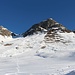 <b>Nel frattempo la neve si è un po’ ammorbidita e nelle parti più basse, sopra Juf, si è trasformata in piacevole Sulz, perfettamente sciabile. Lungo il versante meridionale sotto il Foppaspitz (2696 m) sono già cadute delle impressionanti valanghe con blocchi di notevoli dimensioni.</b>