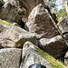Wieder ist es durcheinander gewürfelter Granit. Die Sonne hat Stein und Moos  gut abgetrocknet und in lustiger Kraxelei turne ich mal von südöstlicher Seite herauf.