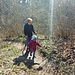Mit einem aufgelesenen Wanderstock macht es noch mehr Spaß