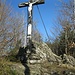 Dieser Felsen auf dem westlichen Ende des Horniskopfs müsste der Pfauenfelsen sein. Er ist ziemlich klein, trägt aber dafür ein großes Kreuz.