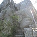 Der Aufstieg auf den Karlstein erfolgt über etwas unregelmäßige Stufen.