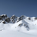 La Dzornive mit Sicht zur Krete des Mont Noble (2672m). Der Aufsteig geht links herum in mässoig steilem Gelände.