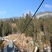 über die Hängebrücke